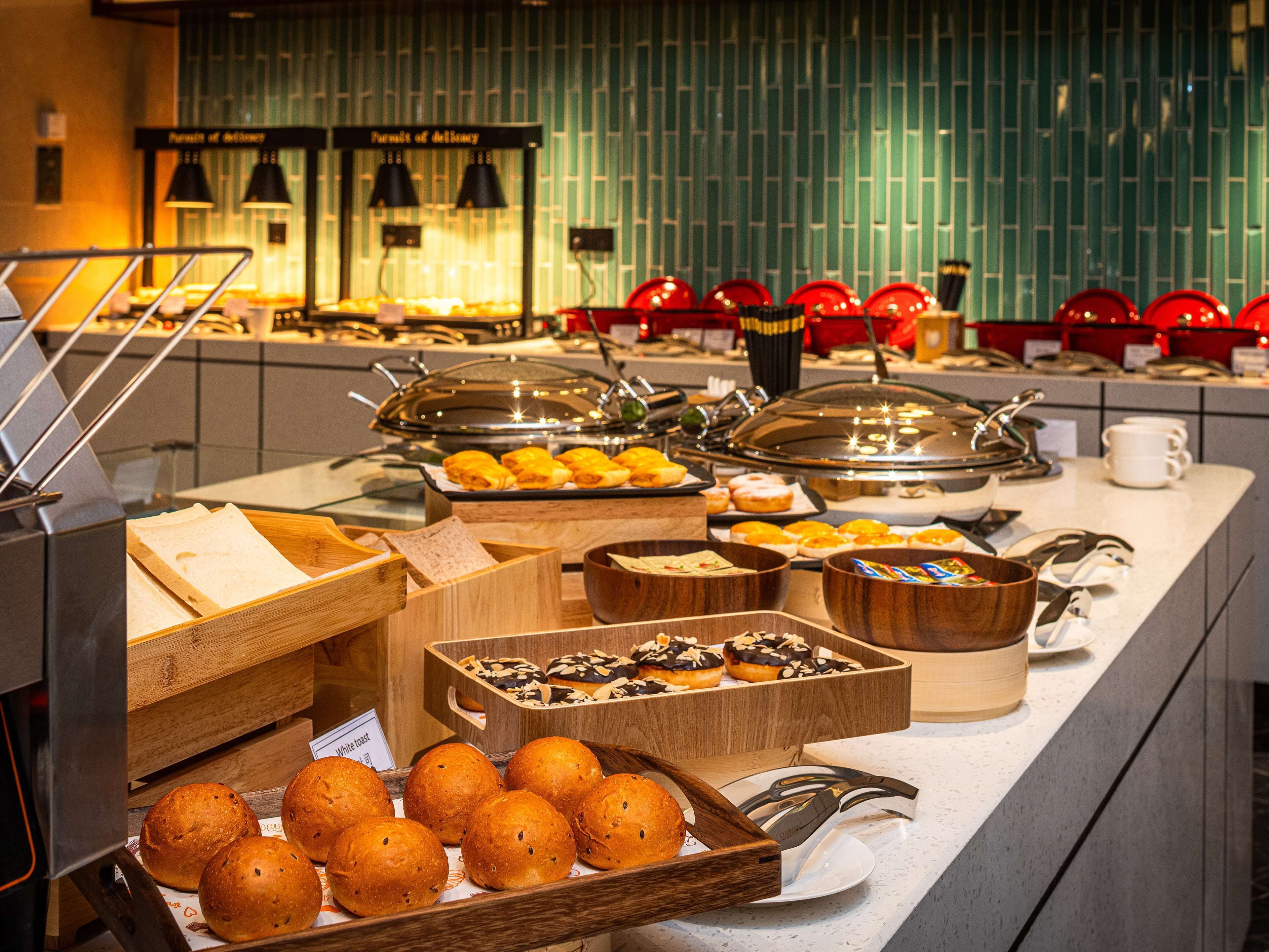 Un buffet proposant une variété de plats et une pancarte indiquant : « À la recherche de saveurs raffinées ».