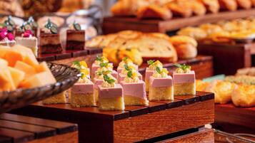 Daily buffet breakfast (CNY 68 per person)