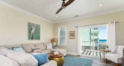 *NEW* Ocean Views + Steps to the Sand + King Bed