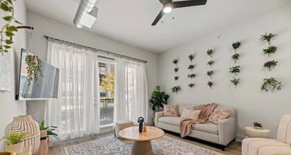 Organic Modern Retreat 1 BR2Bed Pool & Gym