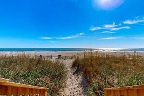 On the beach - Oceanview condo with pool, private balcony & beach access (Myrtle Beach)
