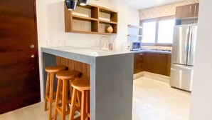 Private kitchen - Luxury Apartment 50m from Beach in Bucerías w/ Balcony & Rooftop Garden (Bucerías)