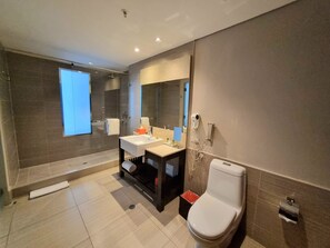 Een douche, een haardroger, handdoeken, zeep