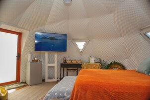 Tabla de planchar con plancha, wifi gratis y ropa de cama 