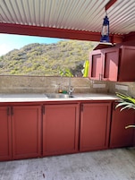 Tienda de lujo | Cocina privada | Frigorífico pequeño, microondas, placa de cocina y hervidor eléctrico