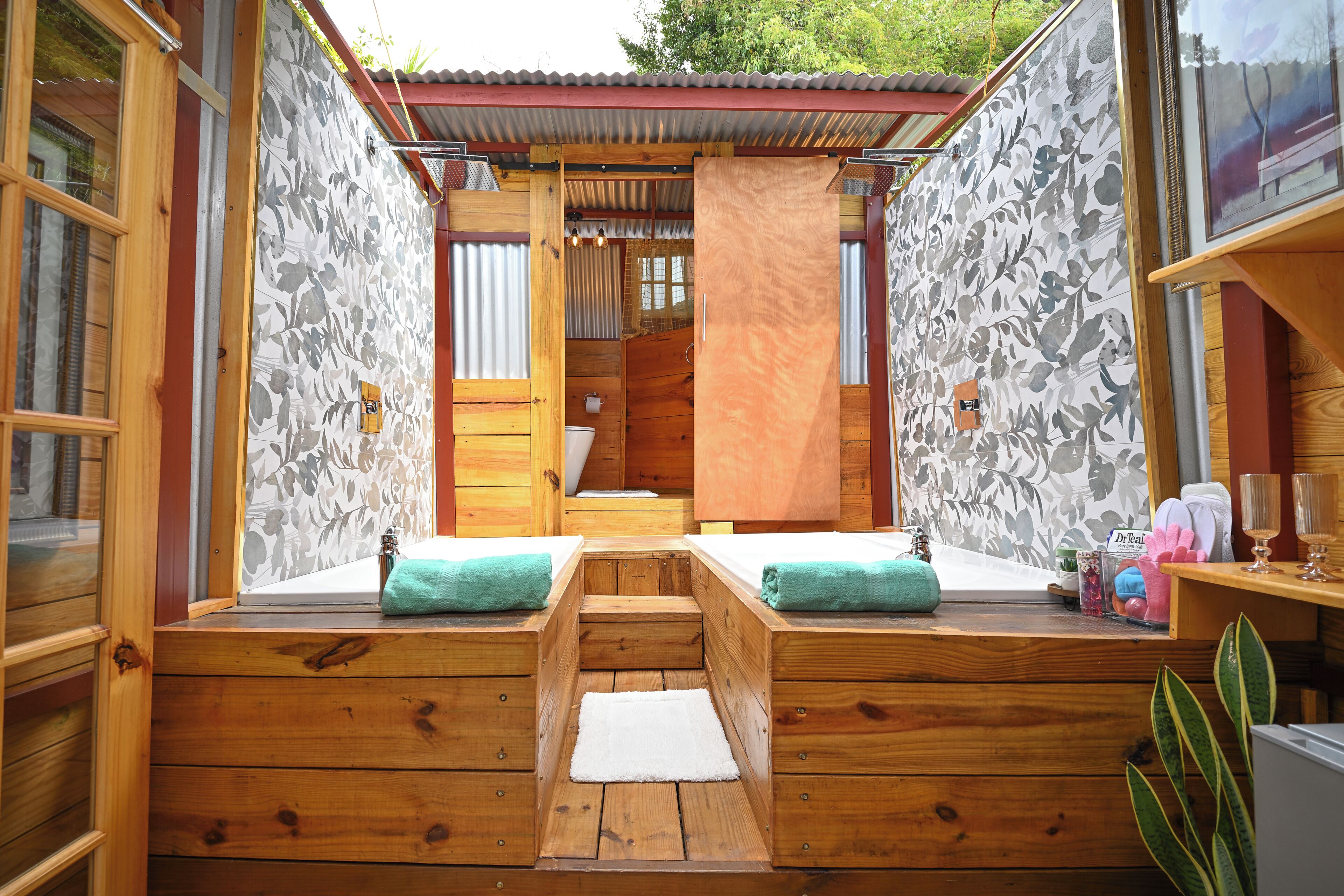 Huisje | Badkamer | Een douche, een haardroger, handdoeken, zeep