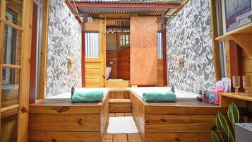 Huisje | Badkamer | Een douche, een haardroger, handdoeken, zeep