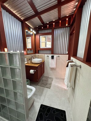 Shower, hair dryer, towels, soap - The Secret Garden - Glamping Grenada (St. George's)