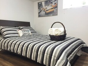 2 bedrooms - Modern Greektown Apartment - 2 Bedrooms (Toronto)