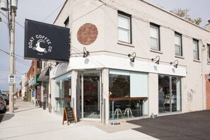 Exterior - Modern Greektown Apartment - 2 Bedrooms (Toronto)