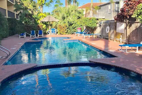 Spacious condo near the beach with balcony, pool & hot tub