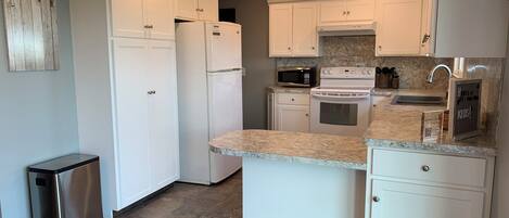 Mikrowelle, Ofen, Herdplatte, Geschirrspüler