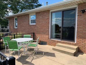 Outdoor dining - Charming 3-bedroom house with WiFi and AC in the heart of Walnut Creek. (Millersburg)