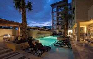 Terrace/patio - Cozy 2B2B Pool/Skyline View Near Galleria Mall (Houston)