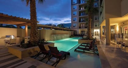 Cozy 2B2B Pool/Skyline View Near Galleria Mall