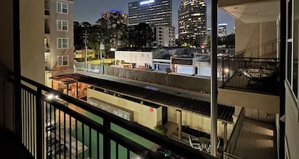 Cozy 2B2B Pool/Skyline View Near Galleria Mall