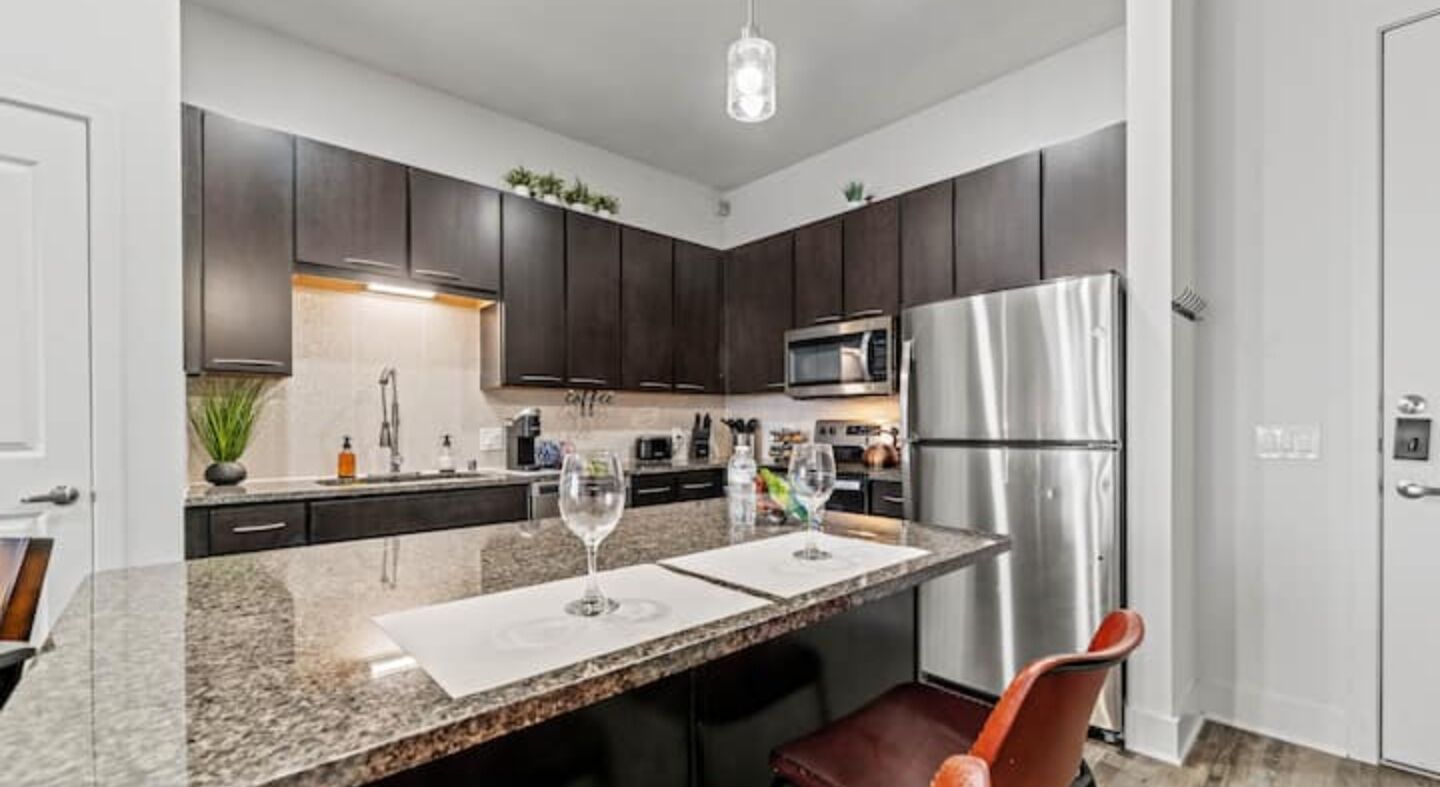 Grille-pain, batterie de cuisine, vaisselle et ustensiles, épices