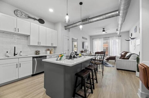 Western Saloon  2BR  4Bed  Prime Location