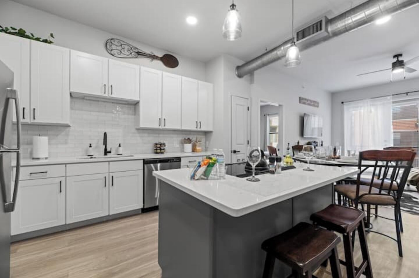 Een broodrooster, kookgerei, borden en bestek, kruiden, een ijsmachine