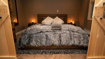 5 bedrooms, desk, iron/ironing board, travel crib