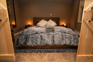 5 bedrooms, desk, iron/ironing board, travel crib