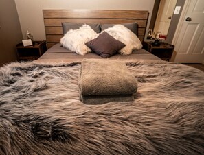 5 chambres, bureau, fer et planche à repasser, lit parapluie