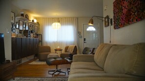 Smart-tv, een open haard, een dvd-speler en boeken
