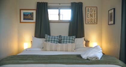 ✨Retro Wheat Ridge Retreat ~ 2B Entire House ~ Fenced Yard ~ Quiet Area 🏠