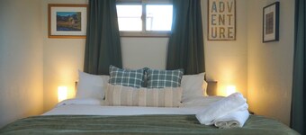 ✨Retro Wheat Ridge Retreat ~ 2B Entire House ~ Fenced Yard ~ Quiet Area 🏠