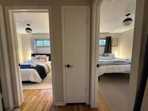 2 slaapkamers, een strijkplank/strijkijzer, reisbedje, wifi