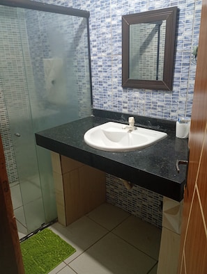 Basic House | Bathroom