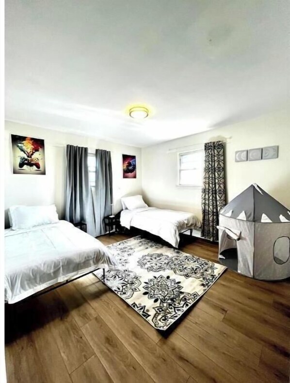 3 bedrooms, iron/ironing board, WiFi, bed sheets