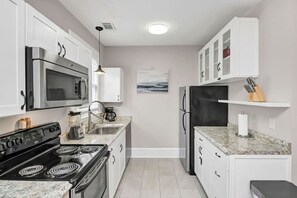 Een koelkast, een microgolfoven, een oven, een kookplaat