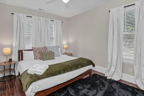 1 室のベッドルーム、デスク、アイロン / アイロン台、WiFi (無料)