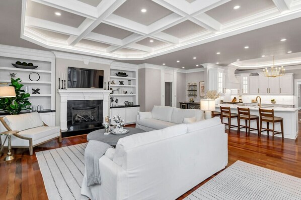 Smart TV, fireplace - The Wren + Nest | Main & Guest House | Sleeps 10 (Columbia)