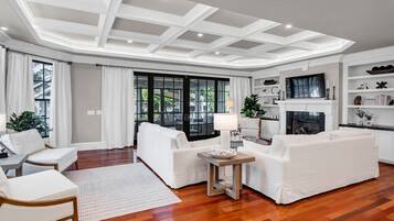 Smart TV, fireplace