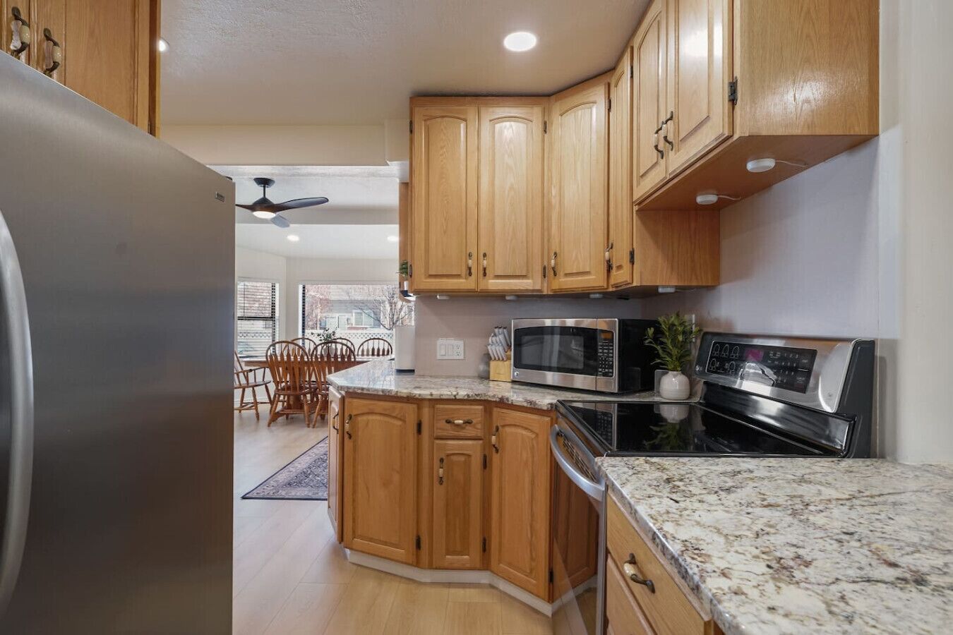 冰箱、微波炉、烤箱、炉灶