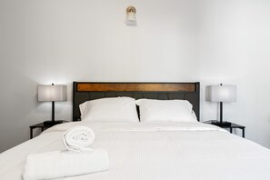 3 habitaciones, tabla de planchar con plancha y cuna de viaje