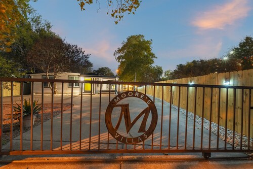 Austin Villa | 3BR Stay | Sleeps 6 | Pet-Friendly