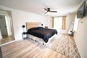 4 bedrooms, desk, iron/ironing board, WiFi - Tranquil Retreat (Lawrenceville)