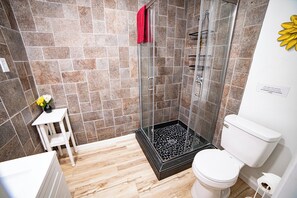 Dusche, Haartrockner, Handtücher, Toilettenpapier