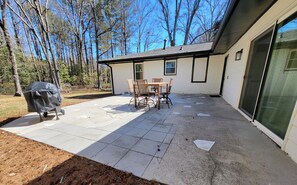Outdoor dining - Tranquil Retreat (Lawrenceville)