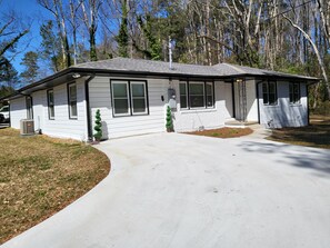 Exterior - Tranquil Retreat (Lawrenceville)