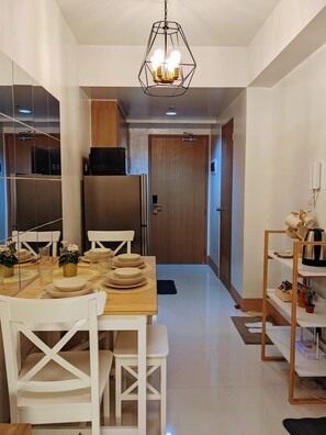 Dining - Prime Location: Steps from Restaurants, Shops and Fun!  (Pasay)