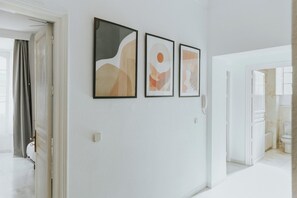 Hårføner, bidé, håndklær og såpe