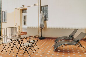 Outdoor dining - Casa Noble Málaga Centro with Terrace (Málaga)