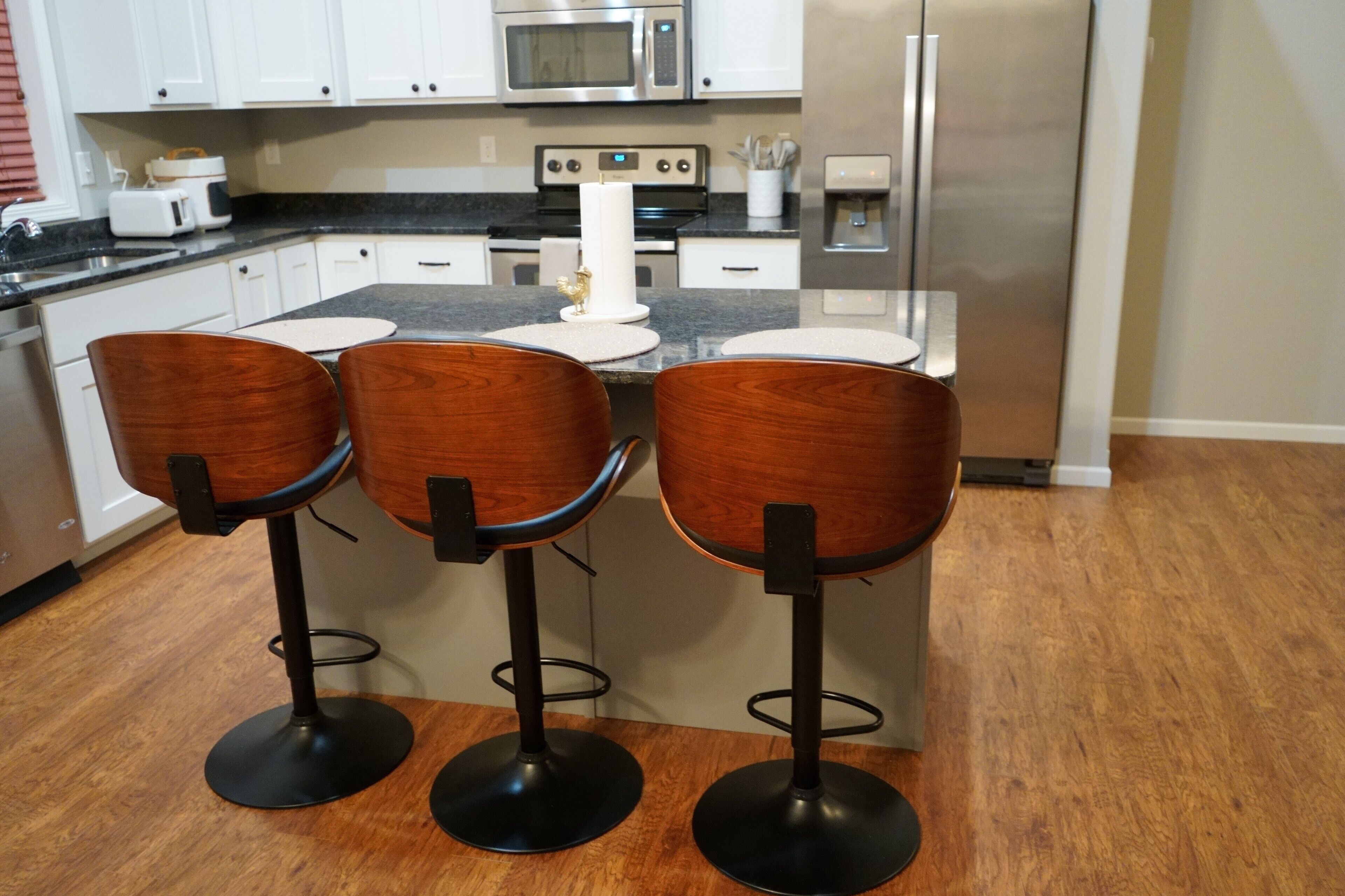 Jääkaappi, mikroaaltouuni, uuni, liesi