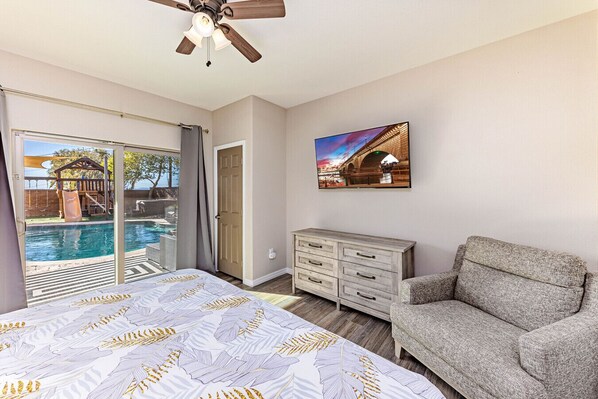 6 bedrooms, desk, iron/ironing board, travel cot