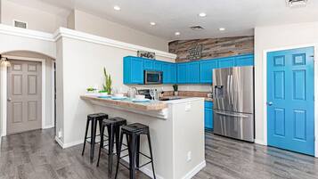 Een koelkast, een magnetron, een oven, een kookplaat