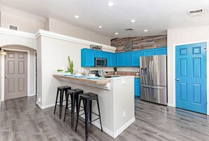 Een koelkast, een microgolfoven, een oven, een kookplaat